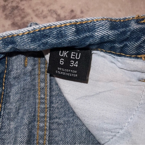 PrettyLittleThing Blue Straight Leg Jeans - Picture 3 of 5